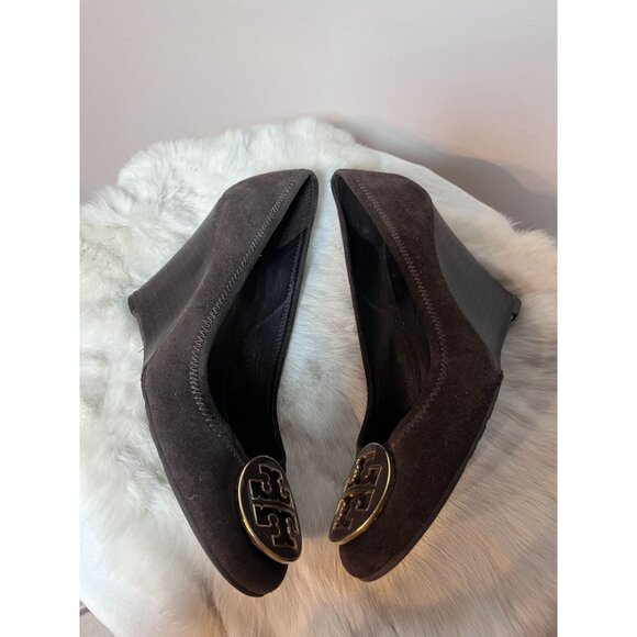 Tory Burch Brown Suede Sally Wedge 4" Designer Heel Gold Logo Size 7.5 - Picture 4 of 9
